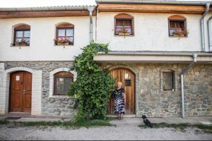 una mujer parada en la puerta de un edificio en Vinný Sklep U Terezy a Jakuba, en Moravská Nová Ves