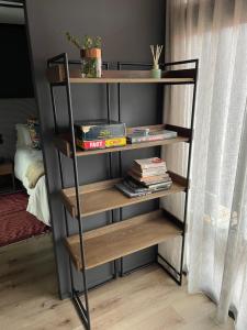 uma estante de livros com livros e livros sobre ela em TWO Prefab Living - Luxury bungalows em Dullstroom