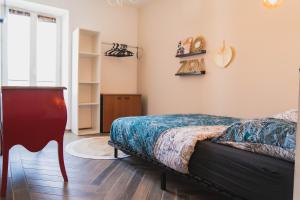 a bedroom with a bed and a dresser at Magnifique Appartement Climatisation Parking Gratuit in Saint-Jean-le-Centenier