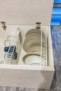 un baño con lavabo con platos. en Apartment Triana en Sevilla