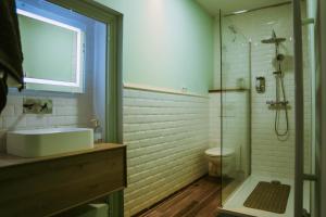 a bathroom with a sink and a glass shower at Magnifique Appartement Climatisation Parking Gratuit in Saint-Jean-le-Centenier