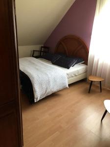 um quarto com uma cama num sótão em logement complet 2 chambres garage wifi de 1 a 5 voyageurs em Montfort-le-Gesnois