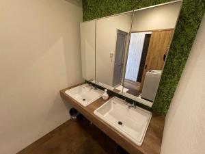 een badkamer met een wastafel en een spiegel bij WOLF PACK apartment 1002 in Osaka +22 foto's