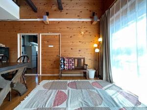 Zimmer mit Holzwänden und einem Teppich auf dem Boden in der Unterkunft guest house Kuu - Vacation STAY 46399v in Takashima