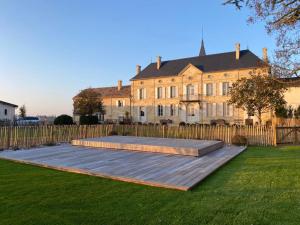 Casa grande con terraza de madera frente a un patio en NEW! 5 star classified Deluxe Wine Estate en Montagne