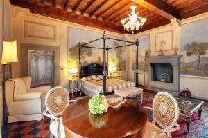 A seating area at Villa Il Sasso - Dimora d'Epoca