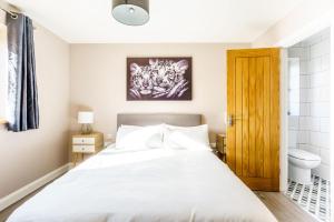 Een bed of bedden in een kamer bij Fantastic and Sleek 3BD Home Wrington Bristol