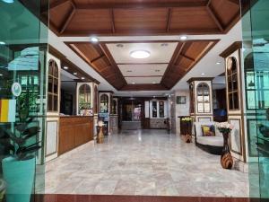 White Rose​ Hotel​ II​ في Nong Prue: لوبي محل فيه كنب وسقف خشب