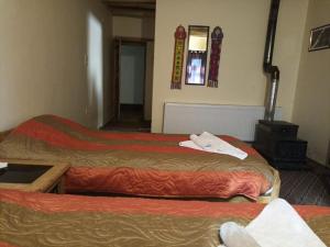 a hotel room with two beds in a room at Ulley Lodge in Saspul Gömpa