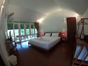 a bedroom with a large white bed in a room at Vang Vieng Eco Lodge in Vang Vieng