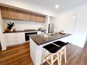 eine Küche mit einer Spüle und einer Arbeitsplatte in der Unterkunft Minta Estate Berwick 4 bedroom house, no sharing in Stadtteil Berwick