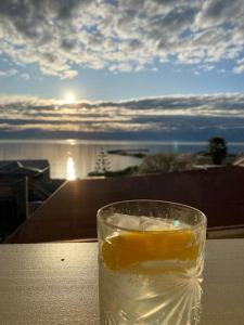 Port MoontaViews on Hughes的坐在桌子上喝一杯水