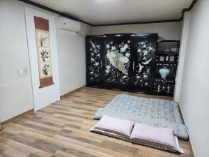 um quarto com uma cama e duas almofadas no chão em Namuae em Gyeongju