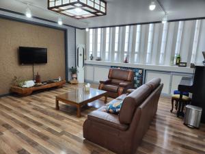 sala de estar con sofá y TV en Namuae, en Gyeongju