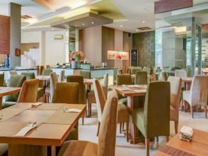 Restoran ili drugo mesto za obedovanje u objektu Grand Cikarang Hotel