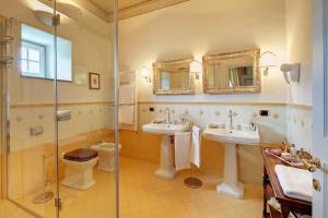 A bathroom at Villa Il Sasso - Dimora d'Epoca