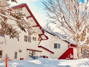 una casa está cubierta de nieve en Life is Beautiful - Vacation STAY 94973 en Hachimantai