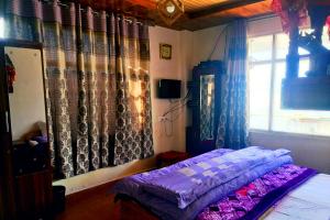 Tempat tidur dalam kamar di Mountain Hills Home Stay Manali