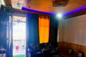 Svetainės erdvė apgyvendinimo įstaigoje Mountain Hills Home Stay Manali