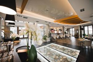 a lobby with a table with some flowers on it at MOLO RESORT KEMPING in Osiek