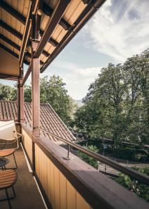 balcone con sedie e vista sugli alberi di Apartment 901 a Bressanone