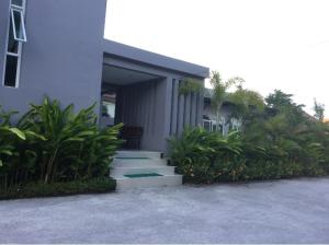 una casa con gradini che conducono a un edificio di Phuket naka Condon-13-45免费高速上网免费停车位 a Phuket