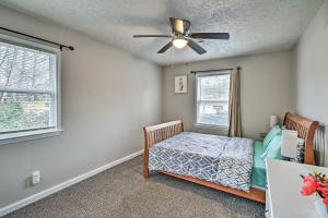 1 dormitorio con 1 cama y ventilador de techo en Fayetteville Home Less Than 4 Mi to Fort Bragg!, en Fayetteville