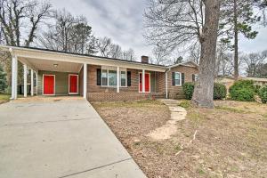 una casa con puertas rojas y un árbol en Fayetteville Home Less Than 4 Mi to Fort Bragg!, en Fayetteville