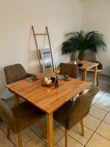 einen Holztisch mit Stühlen und ein Esszimmer in der Unterkunft Hotel Berg in Stuttgart
