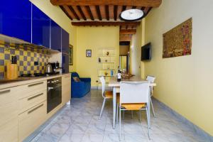 uma cozinha com mesa e cadeiras num quarto em 19 Lodge em Siena