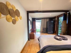 Maya guest house@coffee في كو تشانغ: غرفة بسريرين وقبعات على الحائط