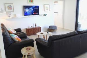 Ocean View Beachfront的休息区