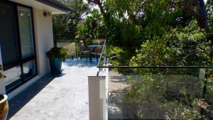 Ocean View Beachfront外面的花园