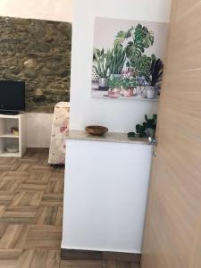 een kamer met een deur met een stel potplanten bij Bilocale finemente ristrutturato in Letojanni