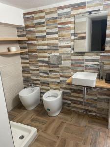een badkamer met een toilet en een wastafel bij Bilocale finemente ristrutturato in Letojanni