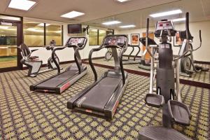 Fitness centrum a/nebo fitness zařízení v ubytování Staybridge Suites Buffalo by IHG