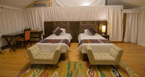 เตียงในห้องที่ Tenzinling Luxury Villa Tents