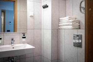 Un baño con lavabo, espejo y toallas. en Espak Hostel, en Tallin