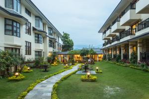Κήπος έξω από το Atithi Resort & Spa