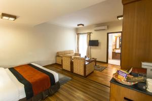 Μια τηλεόραση ή/και κέντρο ψυχαγωγίας στο Atithi Resort & Spa