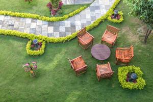 Κήπος έξω από το Atithi Resort & Spa