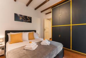 A bed or beds in a room at Campo de' Fiori appartamento via di Grotta Pinta