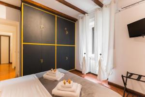 A bed or beds in a room at Campo de' Fiori appartamento via di Grotta Pinta