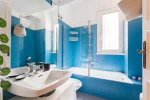 A bathroom at Campo de' Fiori appartamento via di Grotta Pinta