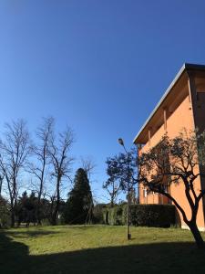 Taman di luar CasaBuca8 Arenzano Pineta-vista sul golf-tranquillo-verde-balcone-lussuoso e spazioso-renovato