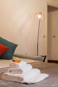 A bed or beds in a room at Campo de' Fiori appartamento via di Grotta Pinta