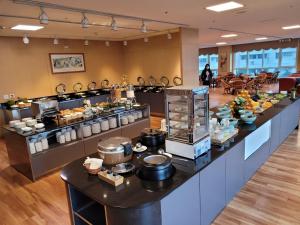 新店的住宿－矽谷溫泉會館，餐厅的自助餐点,展示着食物