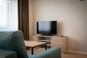Una televisión o centro de entretenimiento en Espak Hostel