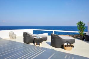 フィラにあるInfinite Blue Luxury Suitesの海を望むパティオ(椅子、テーブル付)