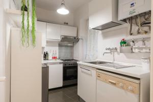 A kitchen or kitchenette at Campo de' Fiori appartamento via di Grotta Pinta